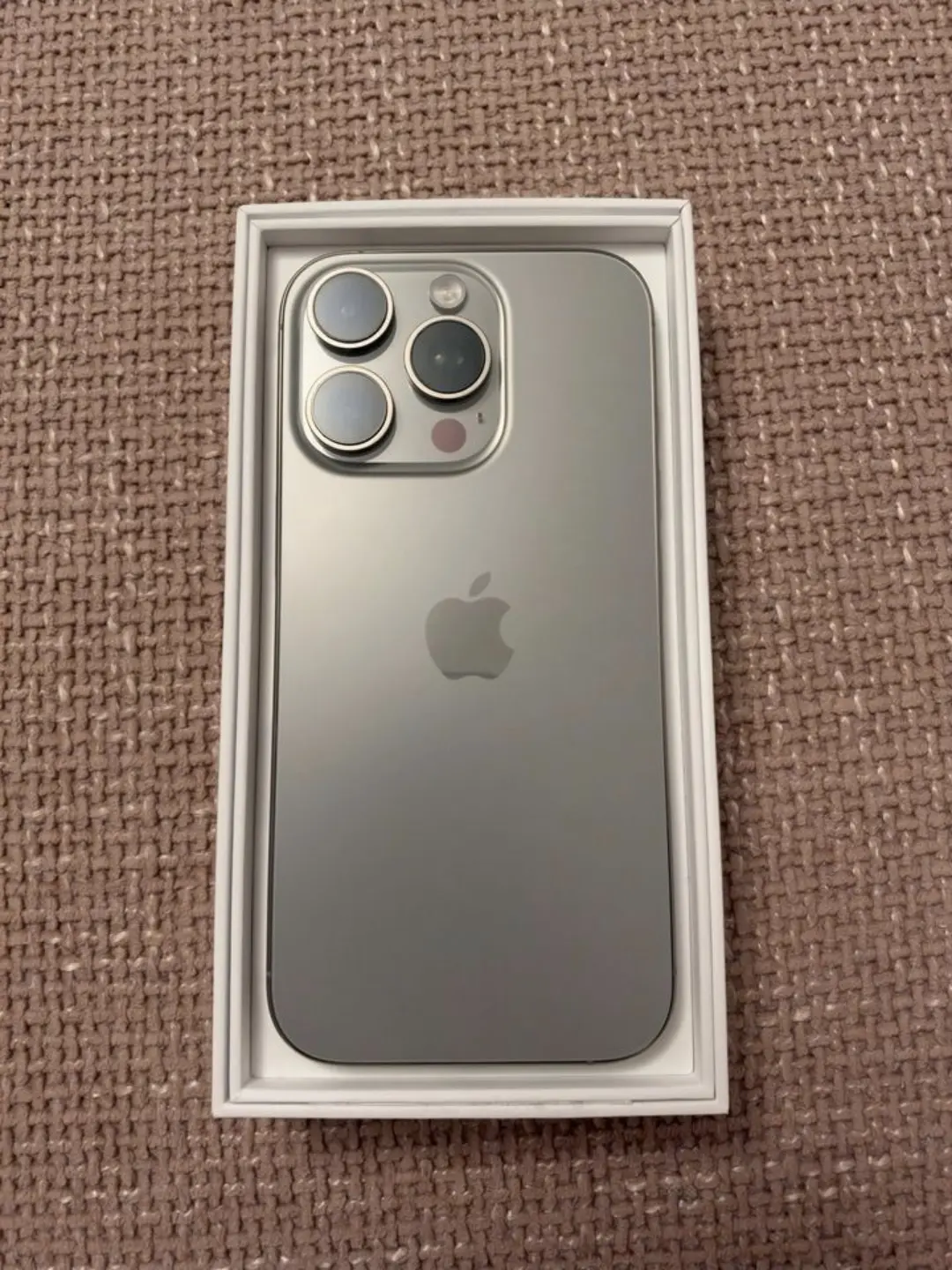 Verkaufe mein iPhone 16 Pro mit 256 GB in Silber.