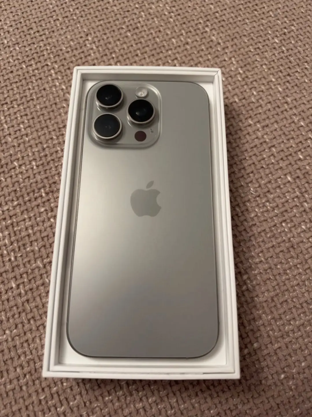 Verkaufe mein iPhone 16 Pro mit 256 GB in Silber.