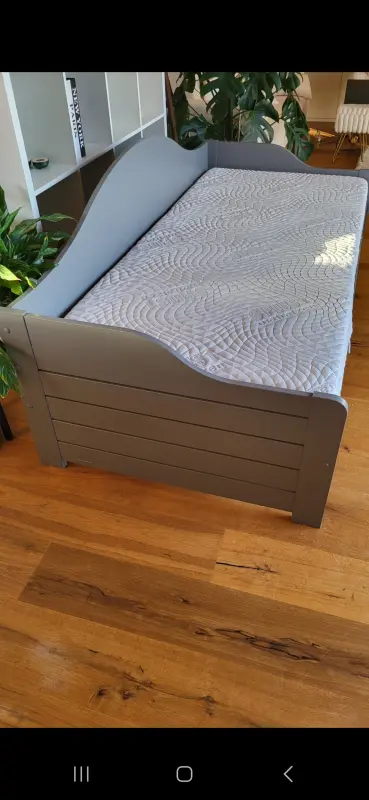 Bett Holz mit Matratze