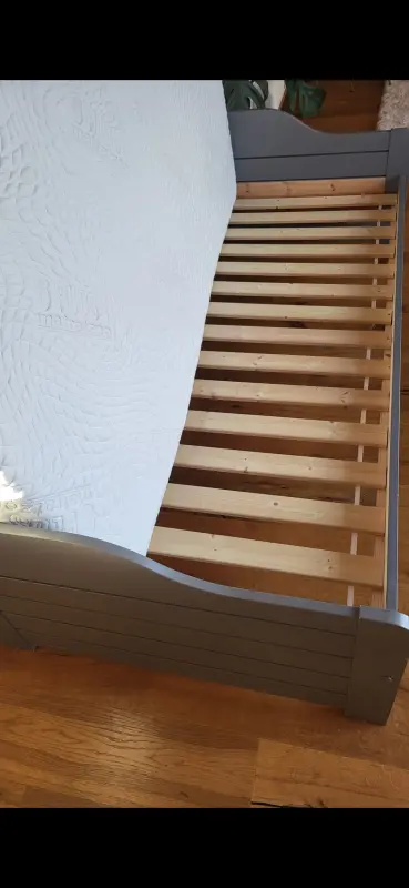 Bett Holz mit Matratze