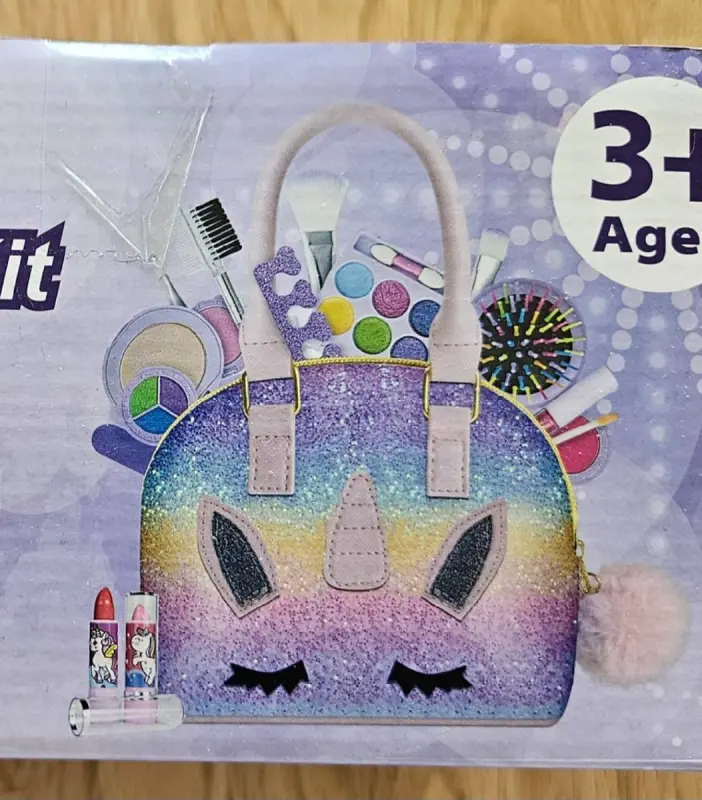 Handtasche mit Make up Set
