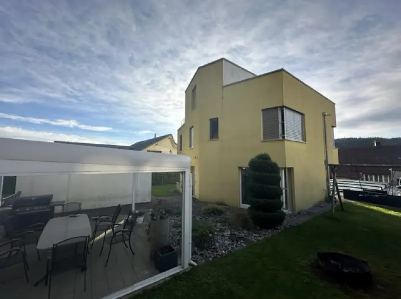 ATTRAKTIVES 6.5 ZIMMER EINFAMILIENHAUS MIT SCHWIMMBAD & SAUNA