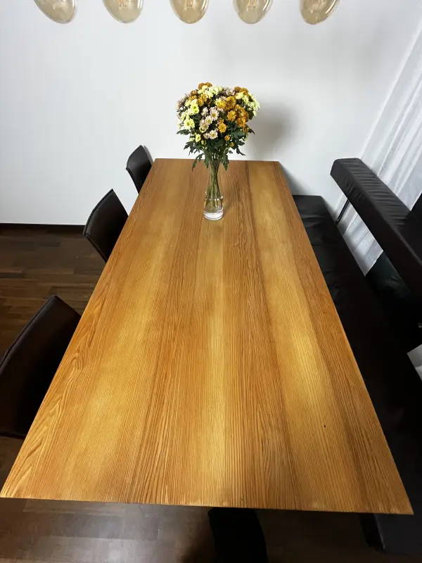 Massivholztisch mit Lederst�hlen und Bank