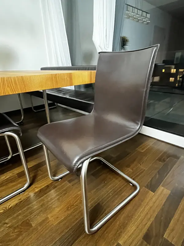 Massivholztisch mit Lederst�hlen und Bank