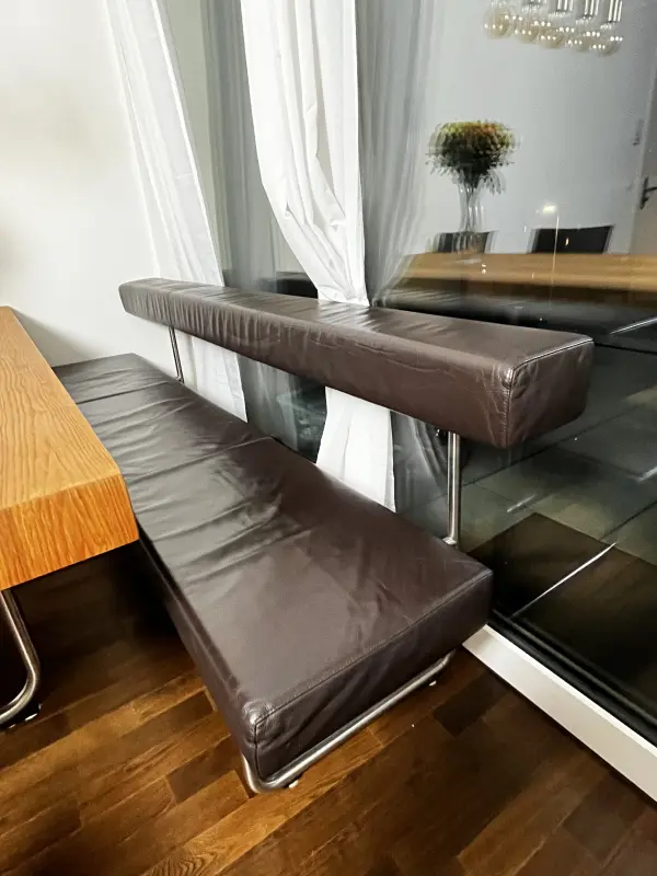 Massivholztisch mit Lederst�hlen und Bank