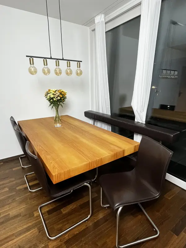 Massivholztisch mit Lederst�hlen und Bank