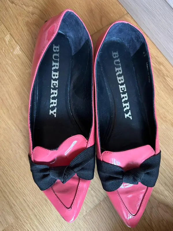 Burberry Ballerinas (Lackleder, Pink mit schwarzer Schleife).