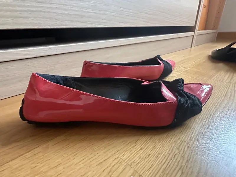 Burberry Ballerinas (Lackleder, Pink mit schwarzer Schleife).