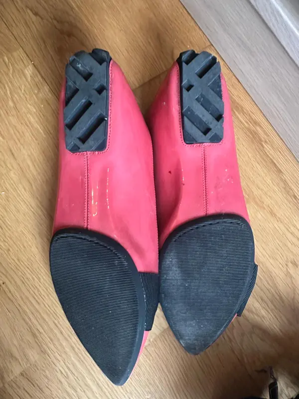 Burberry Ballerinas (Lackleder, Pink mit schwarzer Schleife).