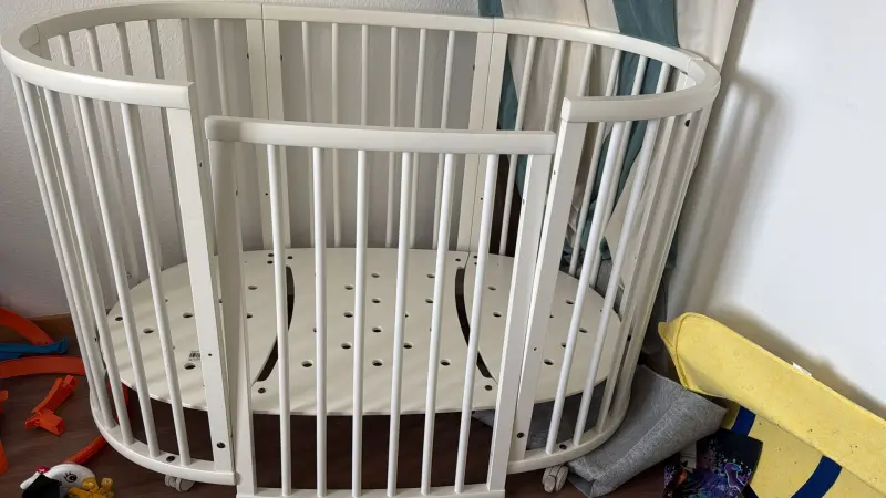 Ovales Babybett 3-in-1 mit Rollen + 2 Matratzen