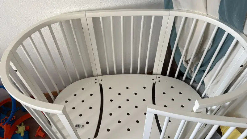 Ovales Babybett 3-in-1 mit Rollen + 2 Matratzen