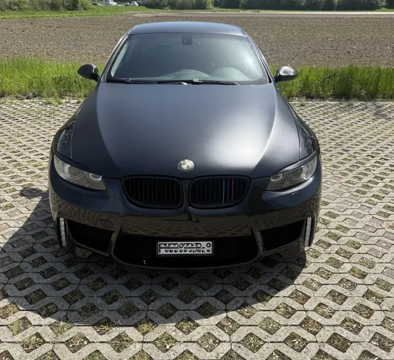 BMW 330i Coupé 6 Zylinder.