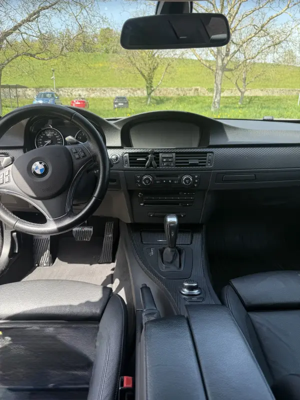 BMW 330i Coupé 6 Zylinder.