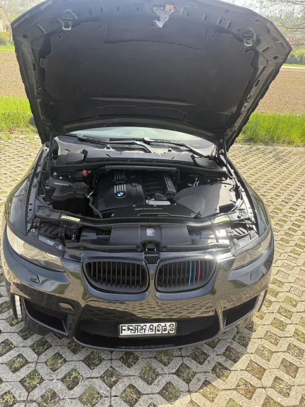 BMW 330i Coupé 6 Zylinder.