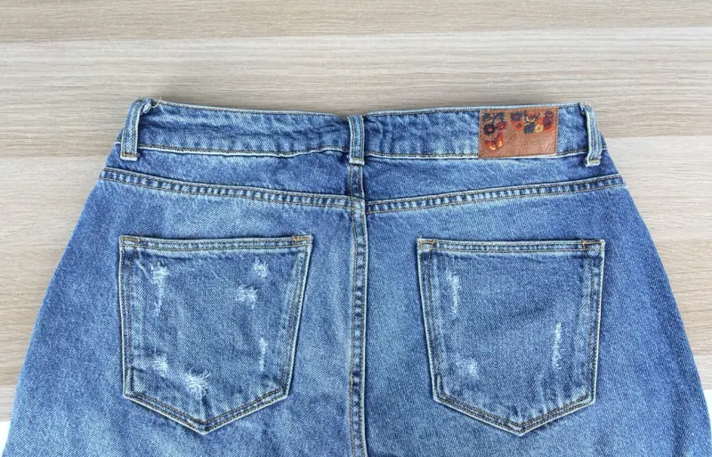 Jeans denim déchirés