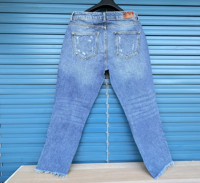 Jeans denim déchirés