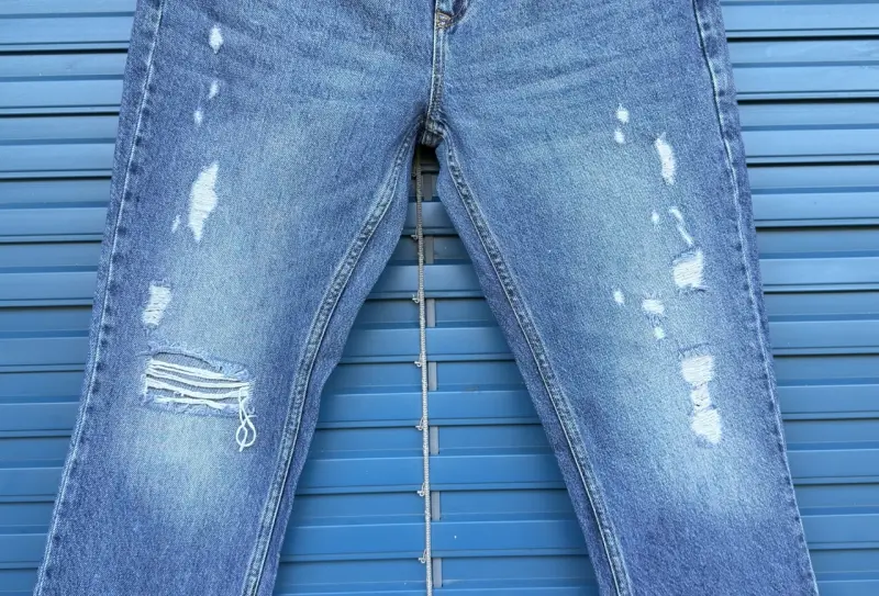 Jeans denim déchirés