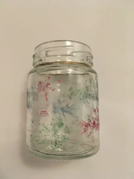 Glasvase mit farbigen Glitzerpflanzen