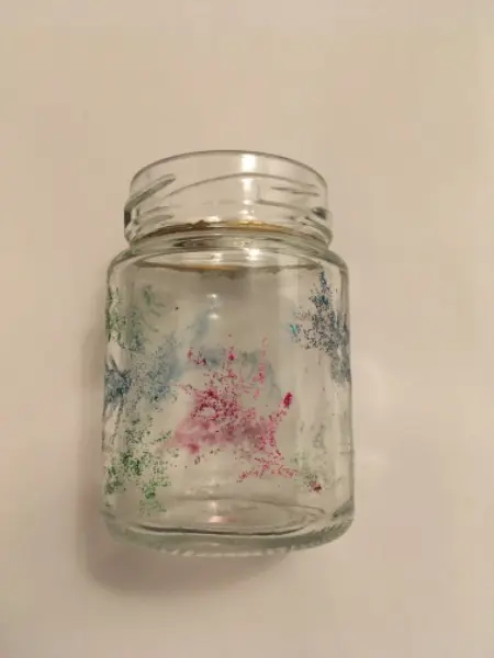 Glasvase mit farbigen Glitzerpflanzen