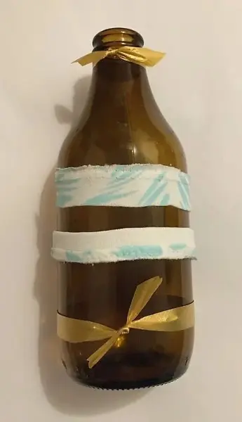 Glasvase mit Stoffdeko