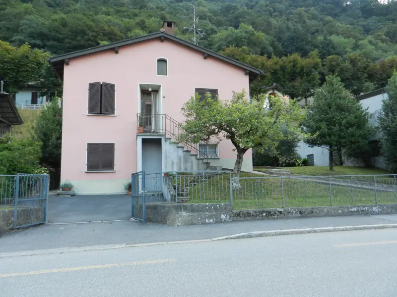 MENDRISIO CASA MONOFAMILIARE IN VENDITA ZONA R2 ESTENSIVA
