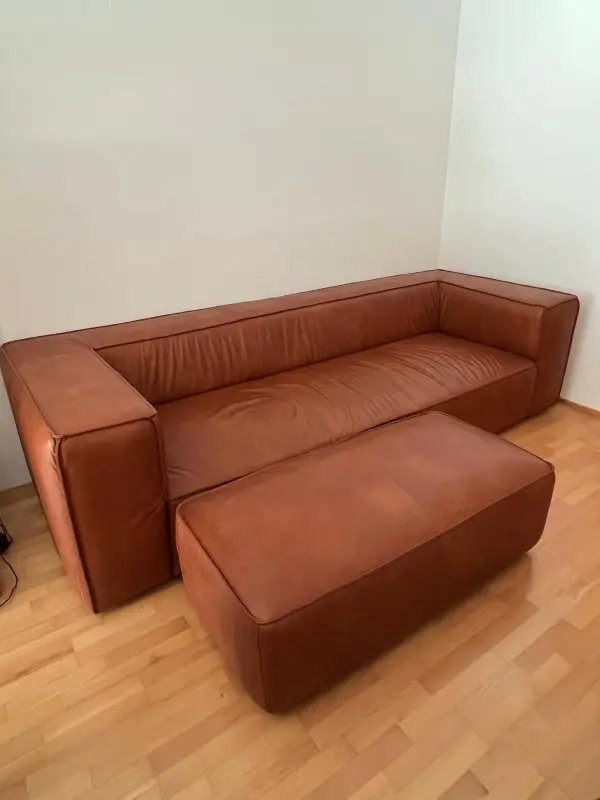 3-Sitzer-Echtleder-Sofa mit passendem Hocker, cognac