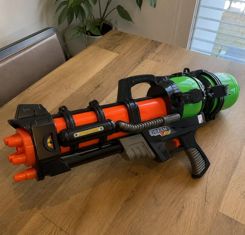 XXL Wasserpistole 60 cm mit 1200 ml Tank für Garten Pool und Badi