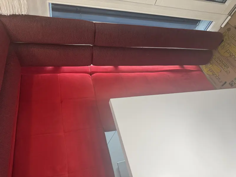 Moderne Eckbankgruppe (Rot/Weiss) inkl. Tisch und 2 Stühlen