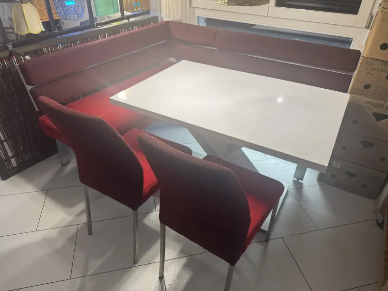 Moderne Eckbankgruppe (Rot/Weiss) inkl. Tisch und 2 Stühlen