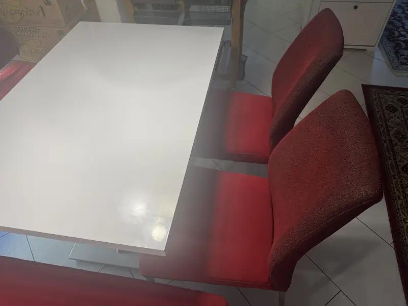 Moderne Eckbankgruppe (Rot/Weiss) inkl. Tisch und 2 Stühlen