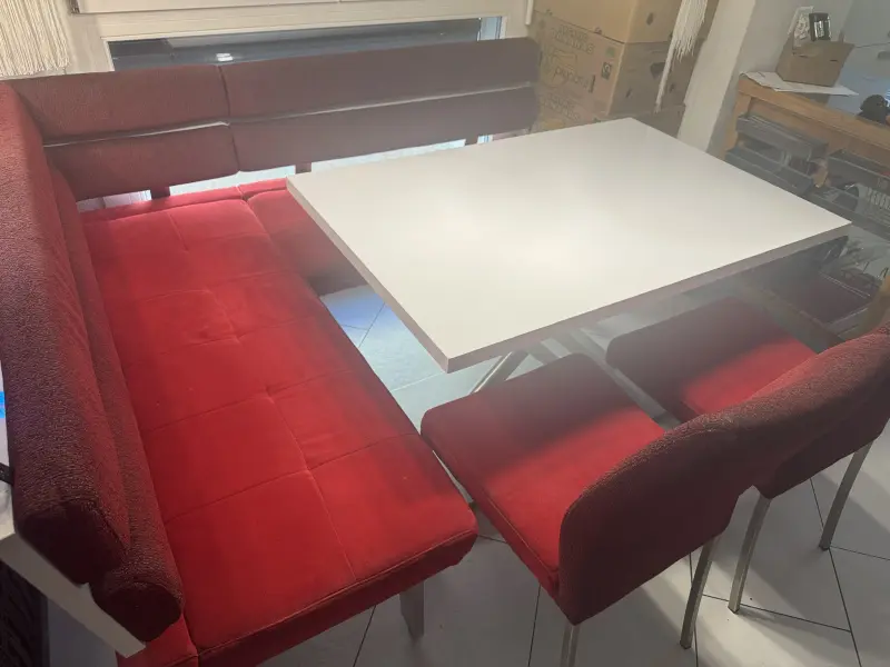 Moderne Eckbankgruppe (Rot/Weiss) inkl. Tisch und 2 Stühlen