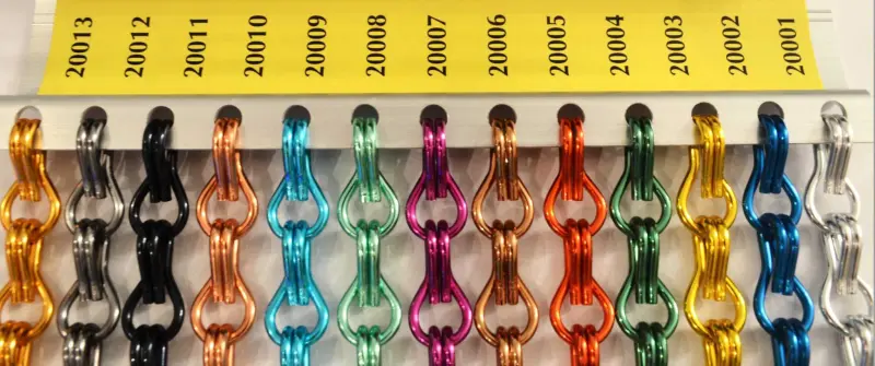 Türvorhang aus eloxierten Aluminiumketten mit Motiv