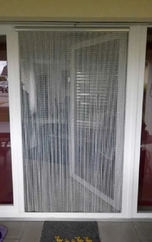 Door curtain made from anodised aluminium chains