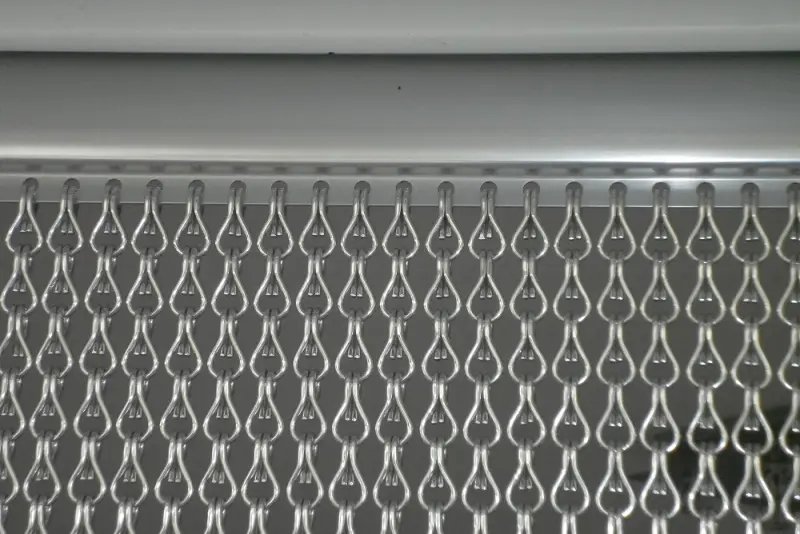 Door curtain made from anodised aluminium chains