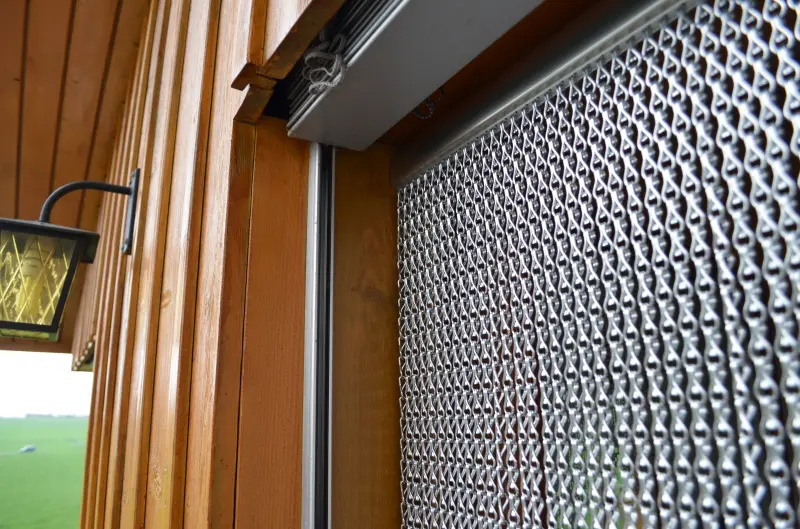 Door curtain made from anodised aluminium chains