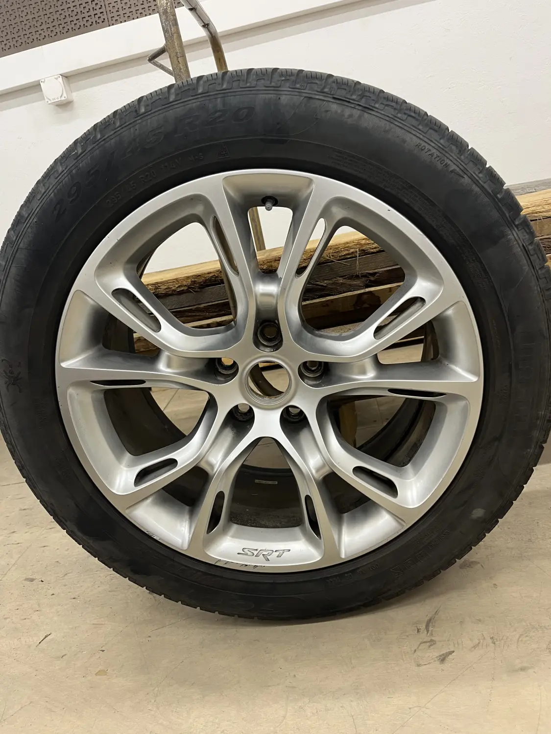 Pneus Pirelli hiver et jantes Jeep Grand Cherokee SRT8